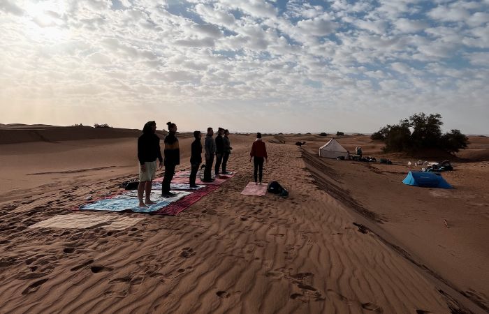 11Trek yoga désert maroc