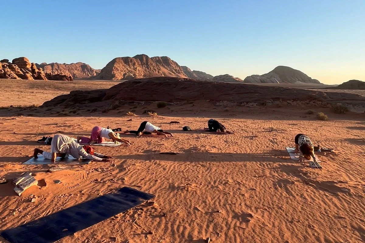 Séance de yoga sur le sable rouge du Wadi Rum