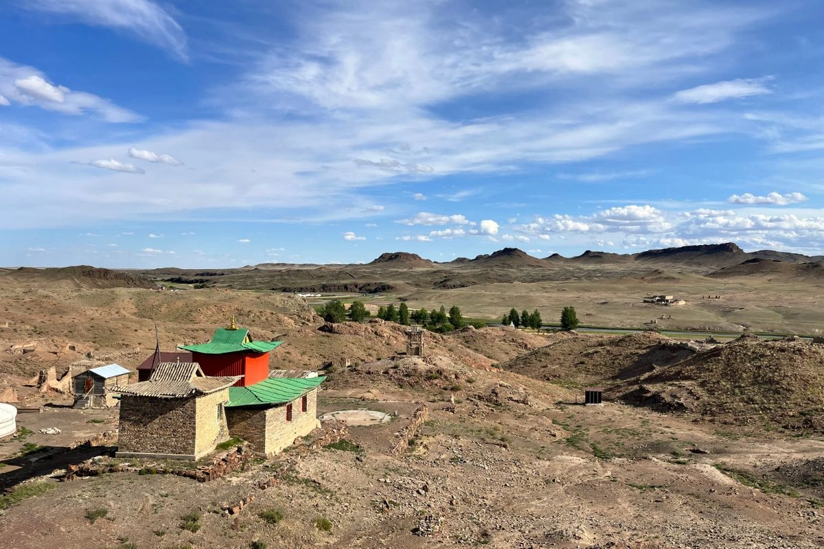 Temple et ruines de monastère dans le Gobi central, en Mongolie