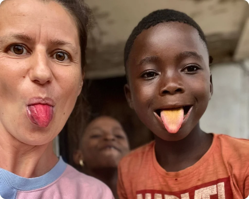 Chez Mood Goyave, nous concevons le voyage comme une véritable aventure humaine, fondée sur l’authenticité, l’immersion et le respect des communautés locales. Depuis notre création, nous avons à cœur de concevoir des itinéraires qui offrent une alternative aux circuits touristiques traditionnels. Nos voyages privilégient des échanges authentiques et des rencontres profondes avec les cultures locales, loin des foules. Nous croyons que chaque voyage peut contribuer à un monde plus juste et plus solidaire. En nous immergeant pleinement dans les cultures locales, avec respect et ouverture, nous créons des aventures qui ont du sens. Chaque voyage est pensé pour être enrichissant pour les voyageurs, et porteur de sens pour les communautés locales.