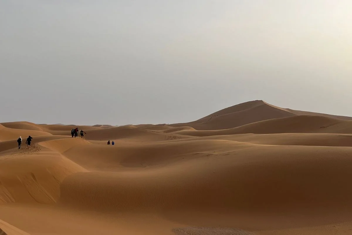 Randonneurs dans les dunes du désert marocain