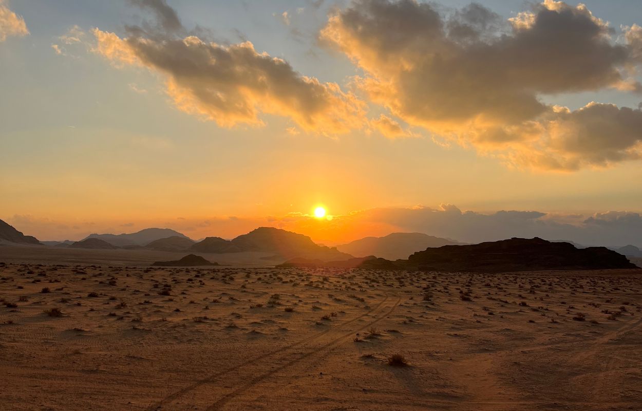 Coucher de soleil sur les montagnes du Wadi Rum