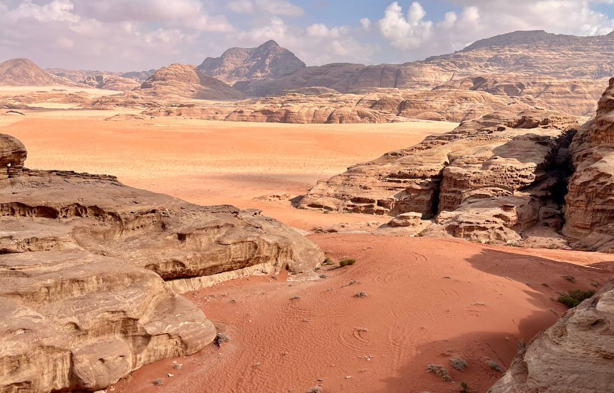 Falaises de grès et sable rouge dans le désert du Wadi Rum